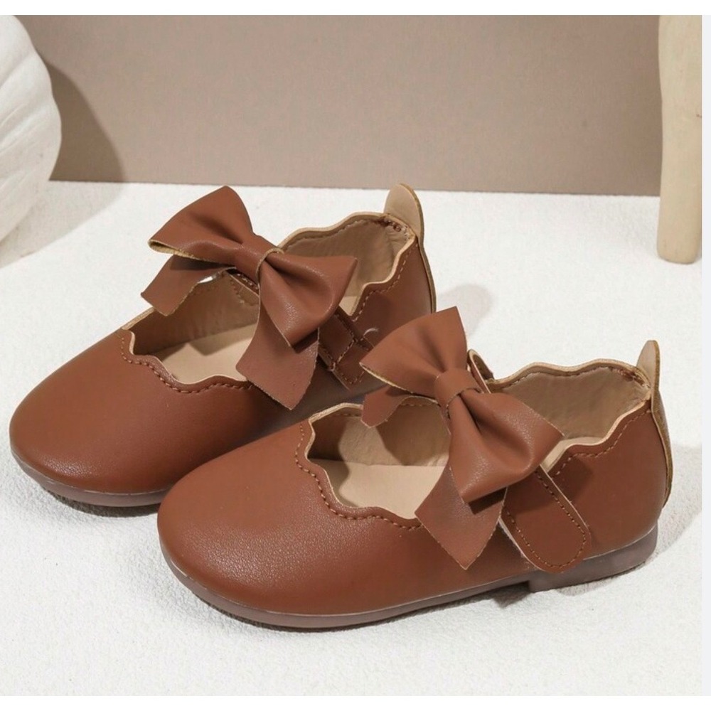 Toddler Girls Brown Scalloped Mary Jane Flats with Bow Accent Dress Shoes